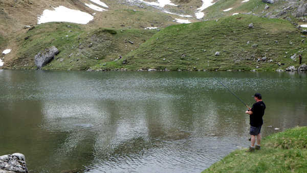 pêche en lac de montagne avec l'iluro rando