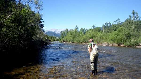 Pêcheur à la mouche sur un rio de l'Aragon durant un séjour automnal