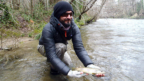 Un futur moniteur-guide de pêche et sa première truite capturée en pêchant au toc en dérive naturelle