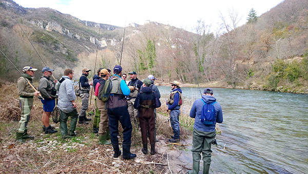 application pratique au bord de la Dourbie avec les stagiaires. Au programme, montage des lignes, lecture de l'eau, plombée, conduite de la ligne....