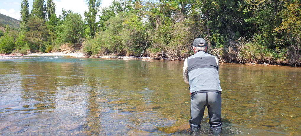 Client pêcheur à la mouche lors d'un séjour pêche en Aragon