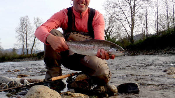 Belle truite arc-en-ciel prise au toc avec la canne Eaux Vives Osmose Feather Weight