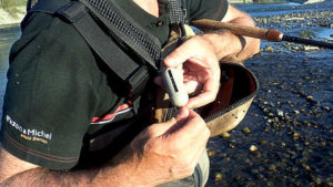 Récupérateur de lignes usagées. Poubelle à fils et à plombs pour la pêche au toc