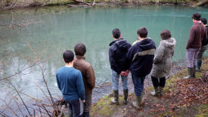 Observation des frayères à saumons par une classe