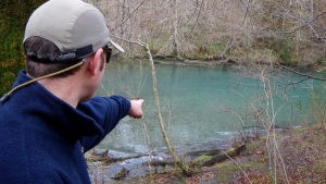 Lionel ARMAND observant des salmonidés pendant la période de reproduction