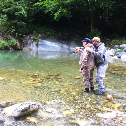 Suivre un stage de pêche à la truite avec un guide de pêche expérimenté dans les Pyrénées