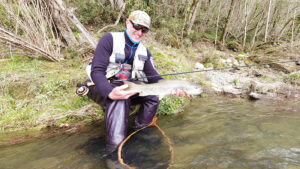 Lionel ARMAND et une belle truite des gaves prise grâce à une Orvis Helios 3D 9'5 soie de 5