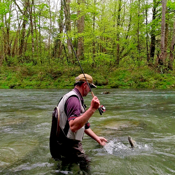 Pour pêcher la truite en rivière, mieux vaut être équipé des bonnes semelles : en feutre ou en vibram ? C'est selon les fonds