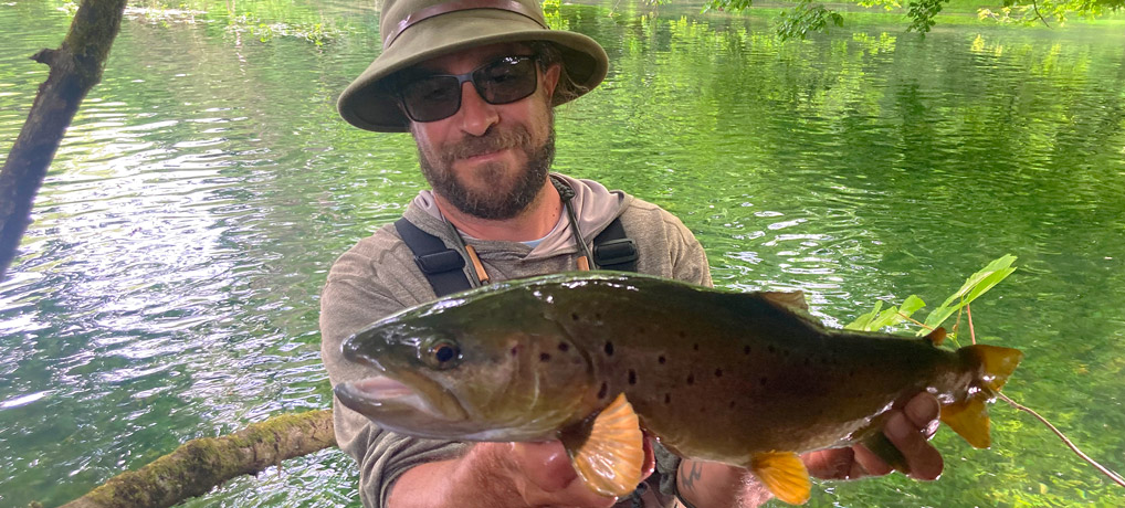 David DA ROCHA fabrique des épuisettes artisanales en bois pour les pêcheurs