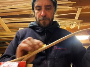 ponçage d'une épuisette artisanale