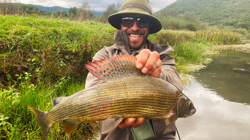 David DA ROCHA et un bel ombre capturé en pêchant à la mouche